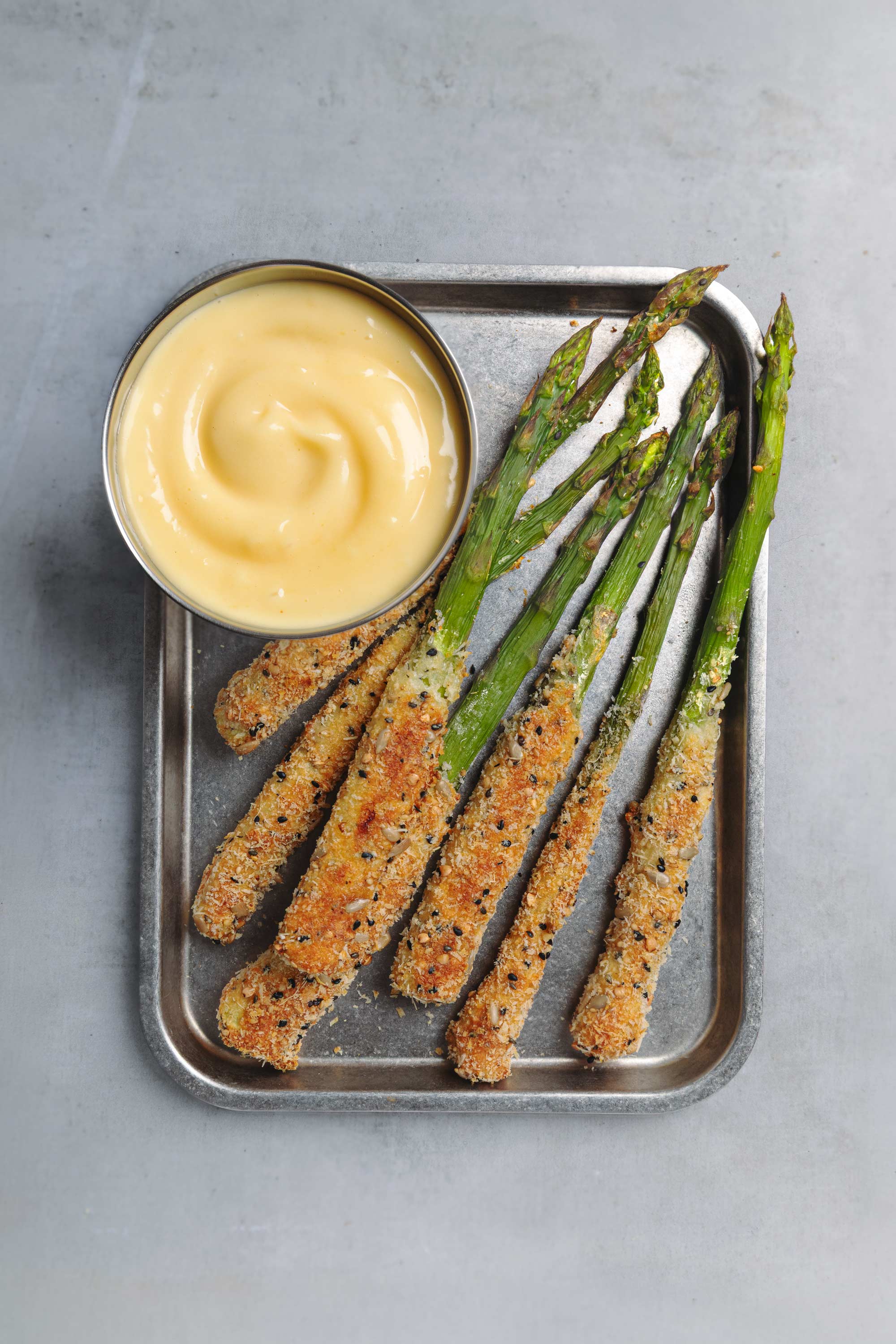 Asperges en croûte de parmesan et mayonnaise au citron de Sicile