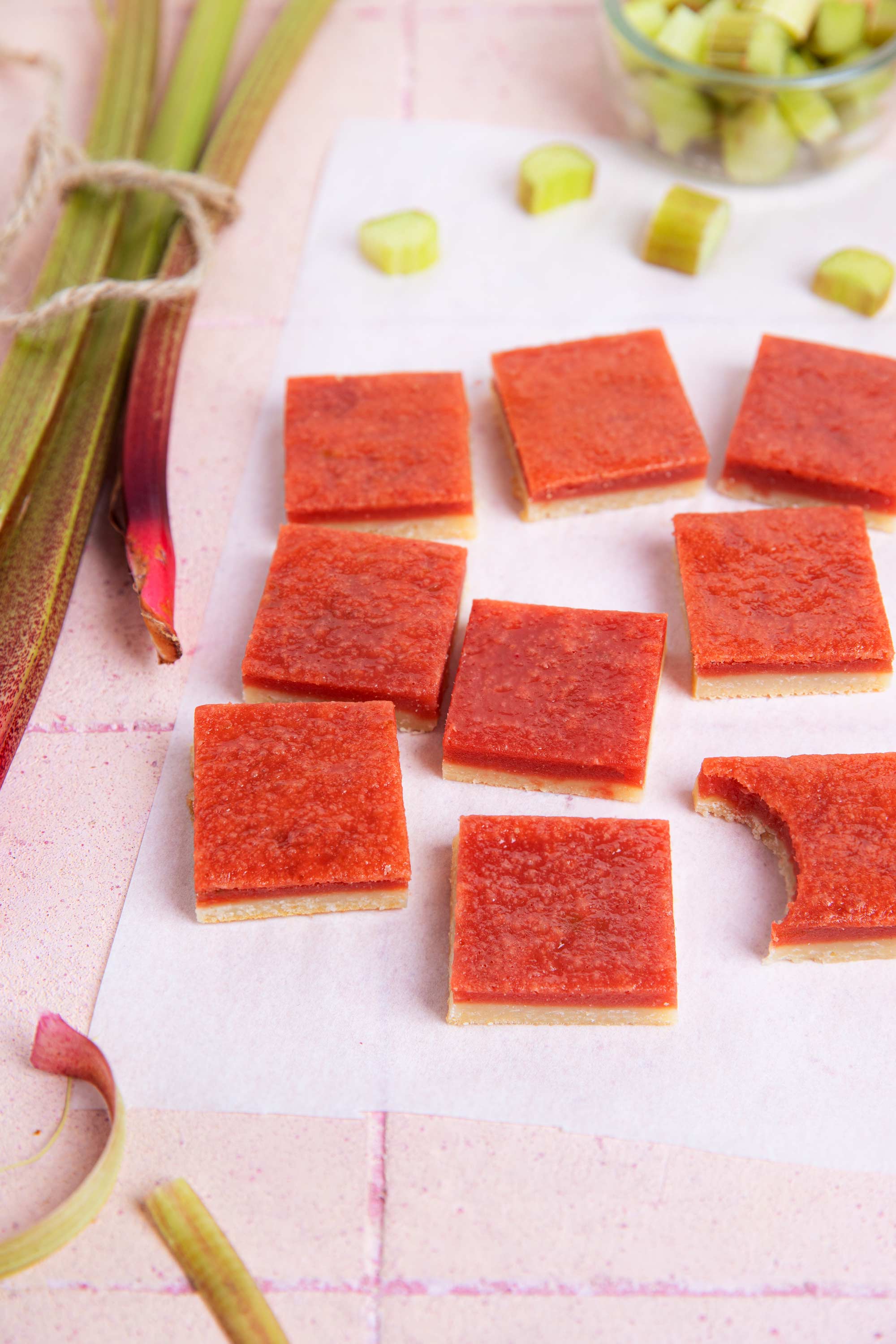 Carrés fondants à la rhubarbe et vanille