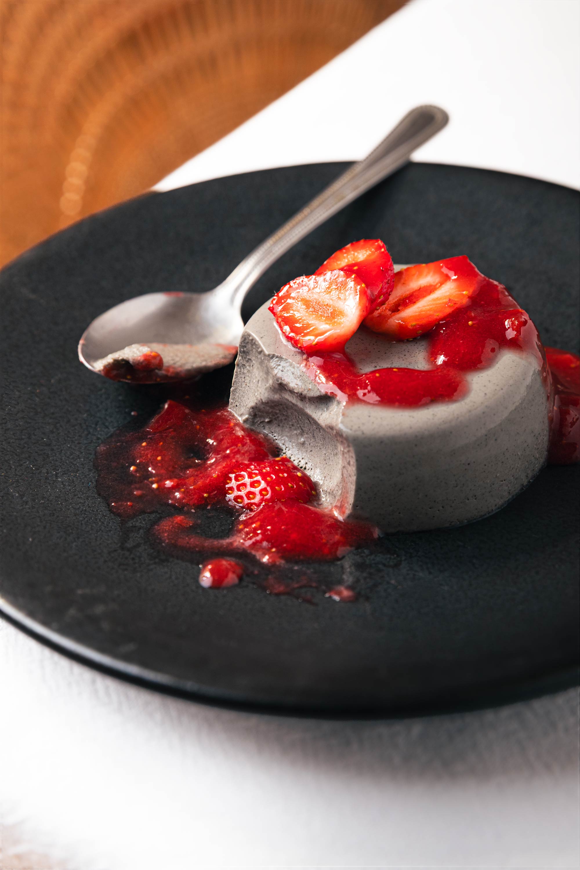 Crème coco sésame noir et coulis de fraises