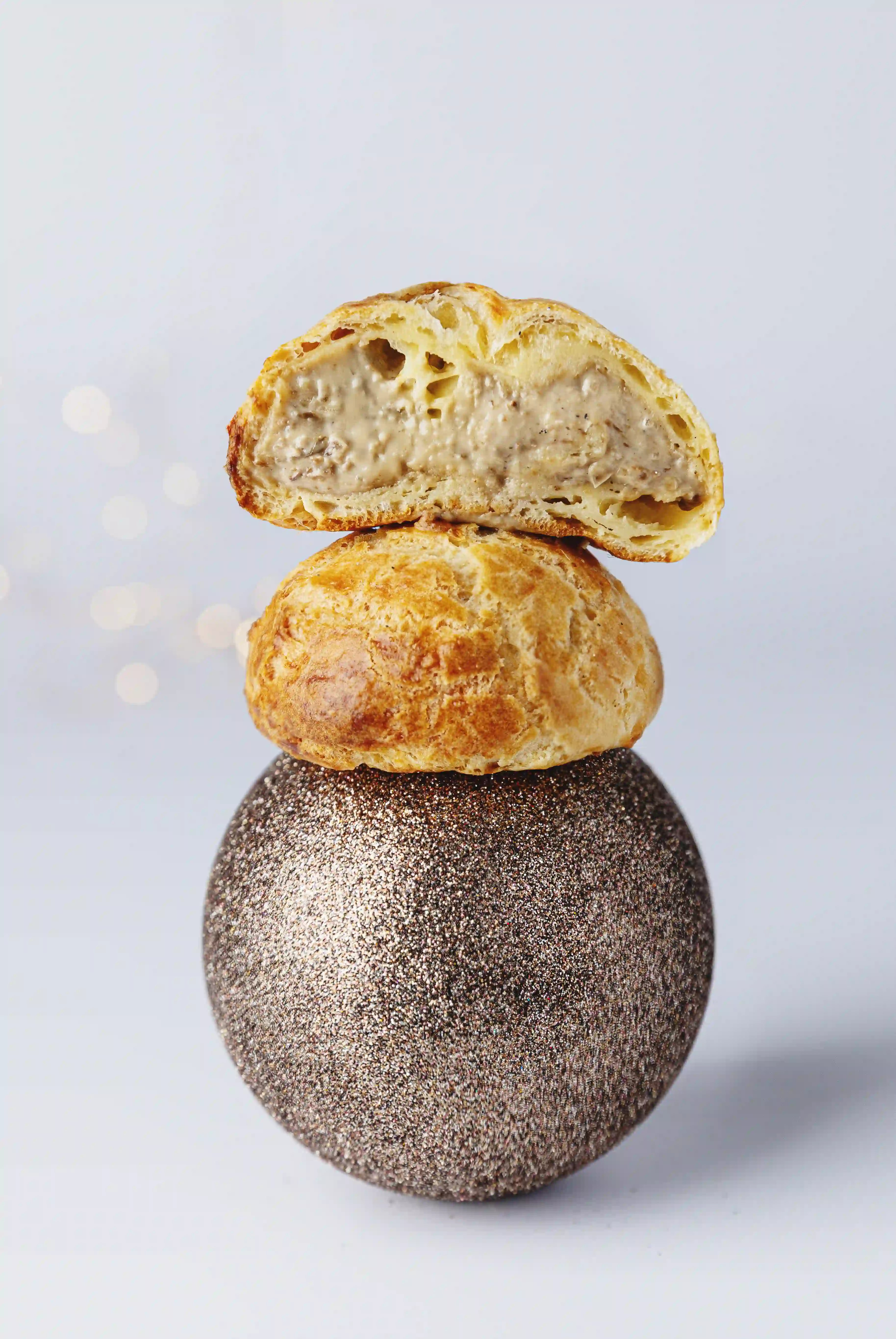Gougère au comté et crème de cèpes
