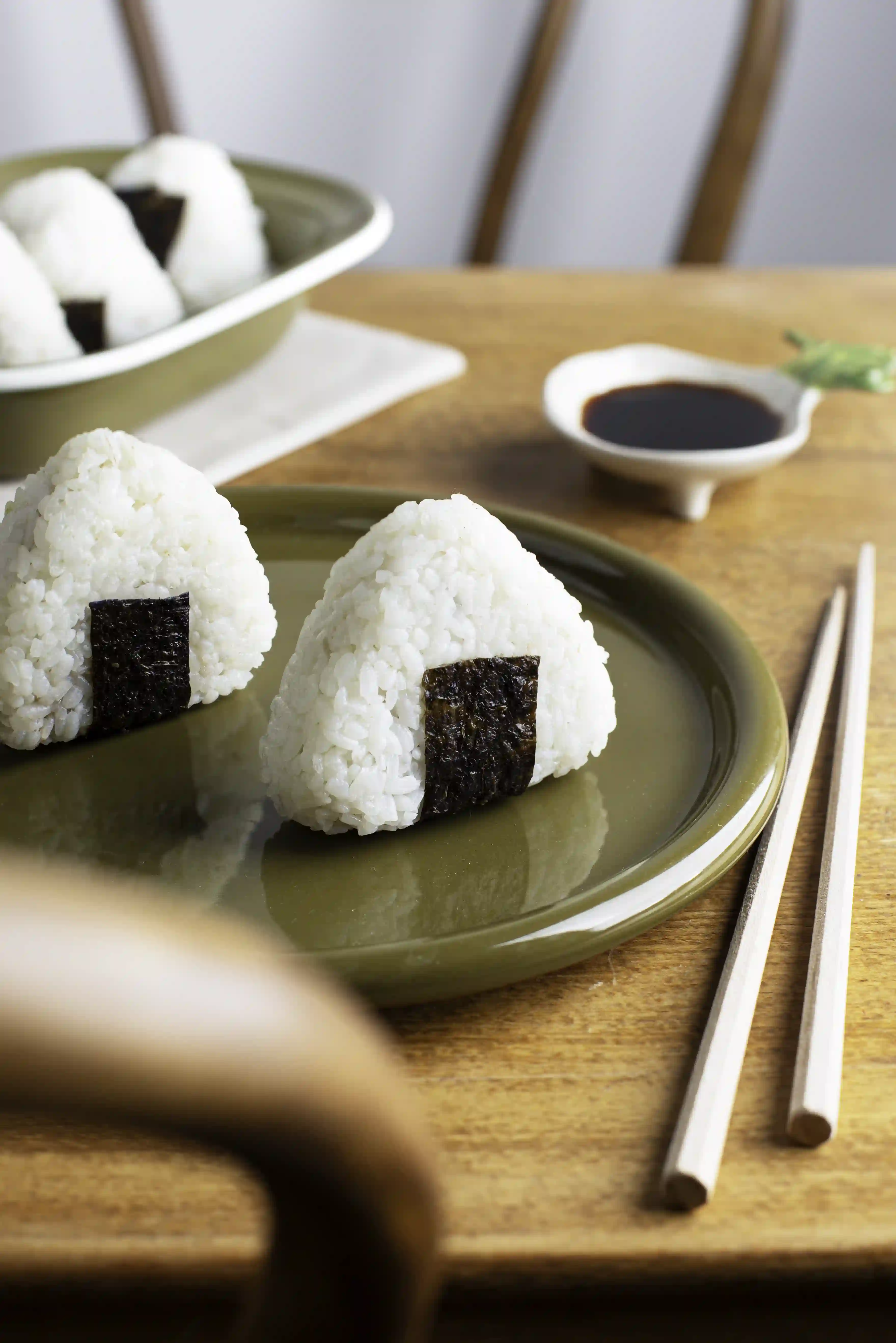 Onigiri au tofu et champignons bruns