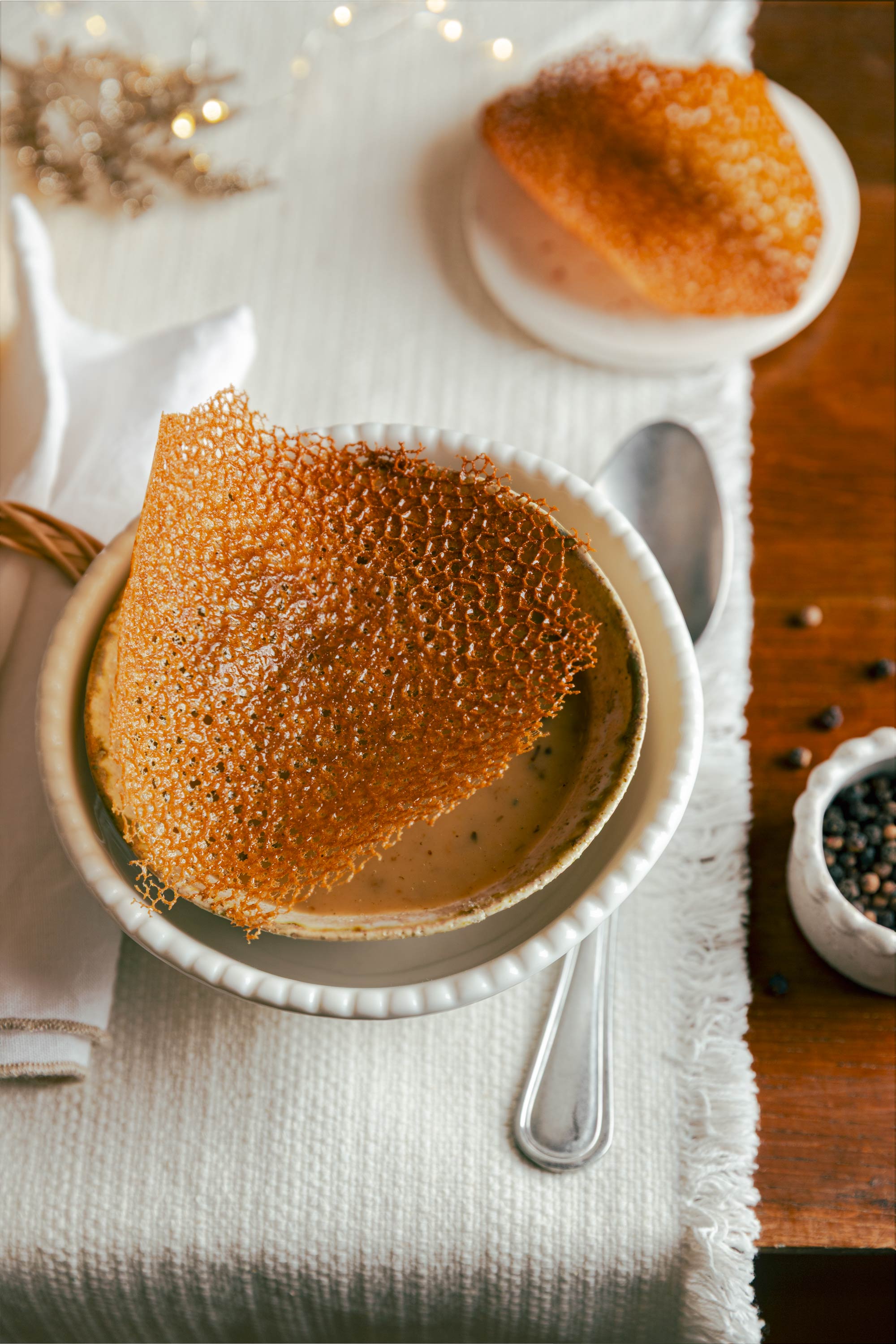 Crème de châtaignes, cèpes, miso et tuile de cèpes croustillante